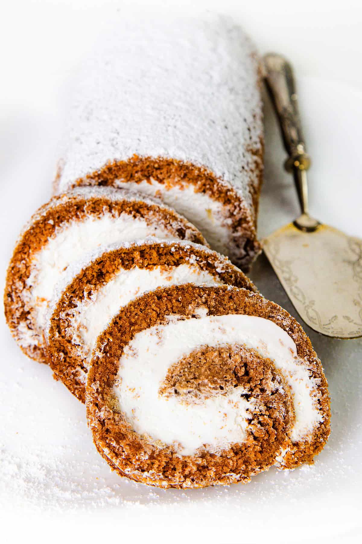 Stunning Pumpkin Swiss Roll: Impress Guests with This Fall Delight